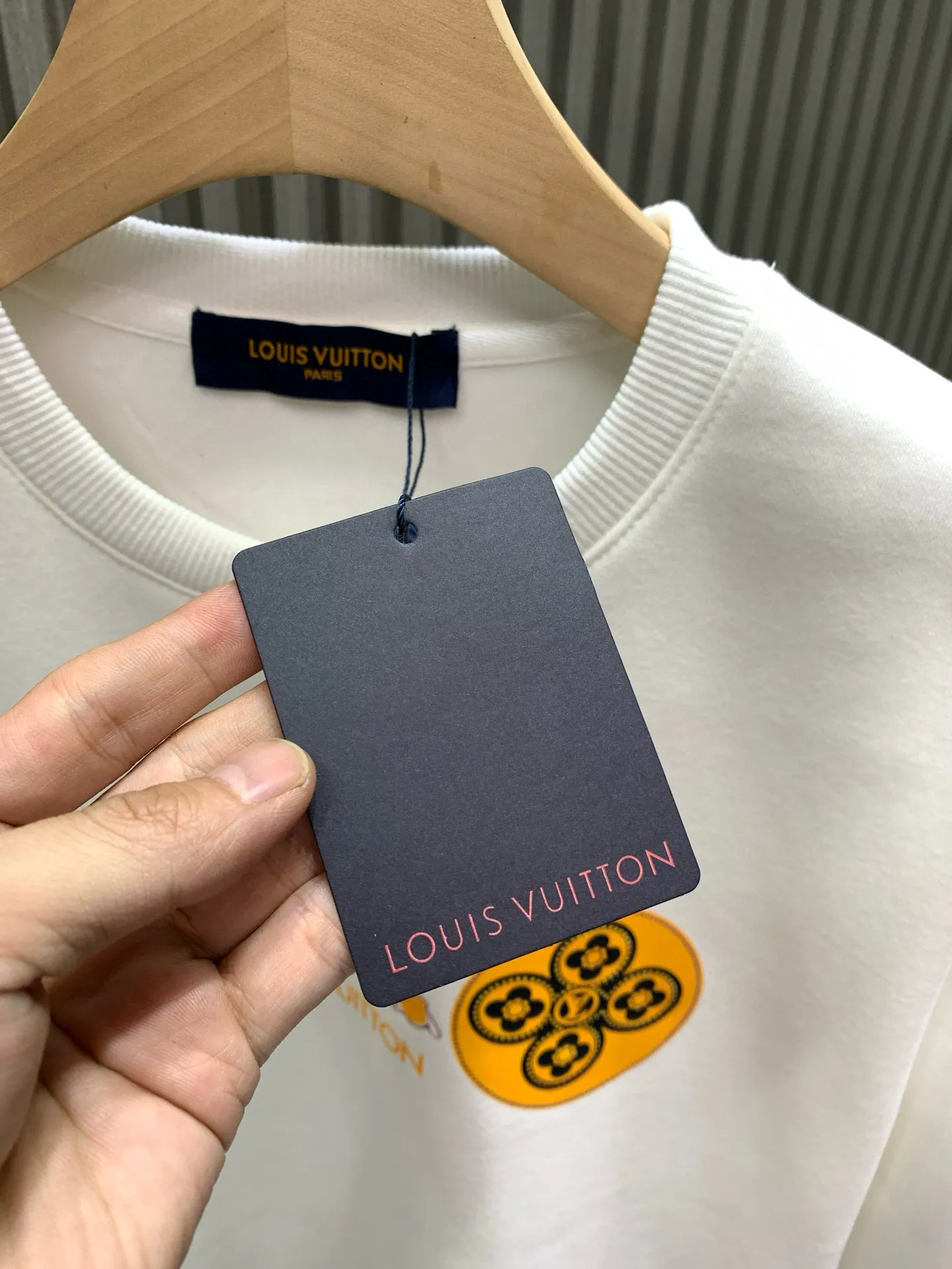 🅿️250 🀄️ Louis Vuitton "LOUIS VUITTON Louis Vuitton" 255SS classic round neck sweatshirt 400 grams pure cotton ➕ silver fox velvet Customized fabric 400 grams large terry high weight 100% pure cotton Double needle stitching cross-stitching technology Matching the same cylinder 1x1 tight high weight thread Threads have width Same style for men and women Official website details are consistent Three standards are complete Differentiate between market currencies and feel free to compare OS versions. Can be worn up to 220 pounds without any pressure. The upper body is comfortable and stylish.